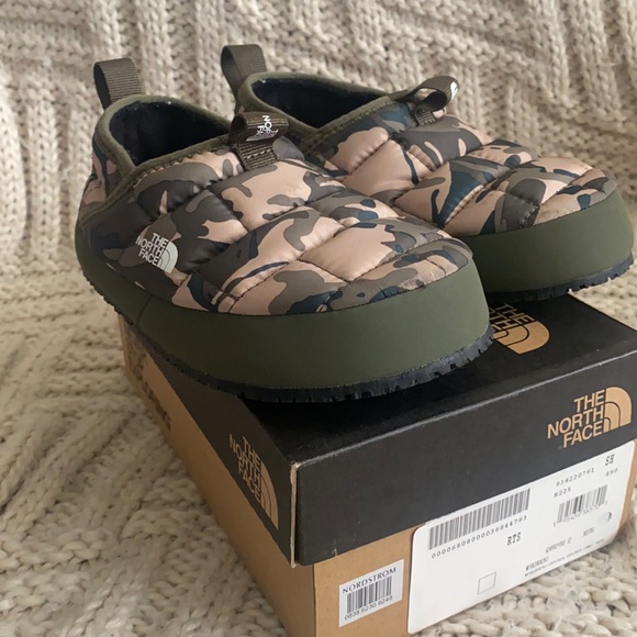 North face slippers - Picture 1 of 3